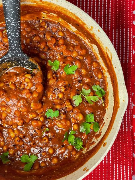 Homemade Baked Beans In Tomato Sauce - Traditional Plant-Based Cooking Beans In Tomato Sauce Recipes, Baked Beans In Tomato Sauce, Tomato Sauce Recipes, Beans In Tomato Sauce, Vegetarian Baked Beans, Heinz Baked Beans, Canned Baked Beans, Epicurious Recipes, Gluten Free Vegetables