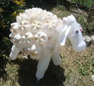 Aprende cómo hacer una oveja con botellas de plástico Plastik Recycling, Plastic Bottles Crafts, Reuse Plastic Bottles, Plastic Bottle Flowers, Plastic Bottle Art, نباتات منزلية, Diy Plastic Bottle, Plastic Recycling, Recycled Art Projects