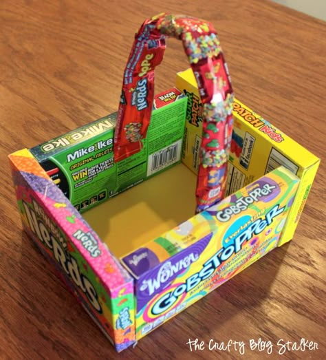 How to Make a Candy Easter Basket | The Crafty Blog Stalker Candy Baskets Diy, Oster Dekor, Diy Osterschmuck, Creative Easter Baskets, Candy Easter Basket, Gratis Printables, Basket Diy, Candy Basket, Kids Easter Basket