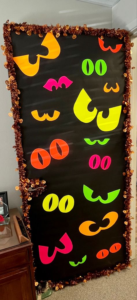 School Door Halloween, School Gym Halloween Decorations, Halloween Door Decorations Nursing Home, Halloween Decorated Doors For School, Halloween School Bulletin Board Ideas, Easy Halloween Door Ideas For Classroom, Diy Halloween Decorations For Classroom, Halloween Door Decorations Contest School, Halloween Teacher Door Decorations