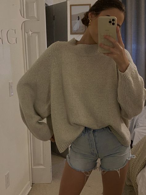 Jean Shorts With Sweater, Sweater With Shorts Outfit, Sweater And Shorts Outfit, Fall Beach Outfits, Cropped Sweater Outfit, Shorts Outfit Casual, 2023 Mood, Fall Beach, Beach Outfits