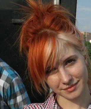 Hayley Williams Hair, Hailey Williams, Icy Blonde Hair, Multicolored Hair, Icy Blonde, Side Bangs, Hayley Williams, Dye My Hair, Orange Hair