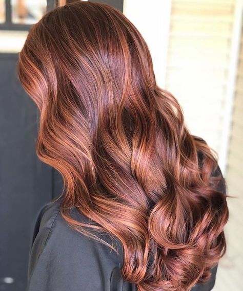 Maintain your cinnamon and chestnut highlights Red Highlights On Brown Hair, Mahogany Red Hair, Cinnamon Hair Color, Cinnamon Hair Colors, Highlights On Brown Hair, Hair Colors To Try, Caramel Brown Hair, Cinnamon Hair, Fall Hair Color Trends