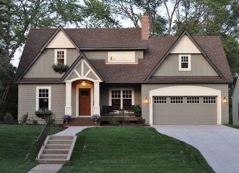 Benjamin Moore Copley Gray (HC-104) trimmed with Benjamin Moore Elephant Tusk (OC-8). Brown Roofs, Best Exterior Paint, House Paint Color Combination, Brown Roof, Color Combinations Paint, Gray House, Exterior House Paint Color Combinations, Siding Colors, Pintura Exterior