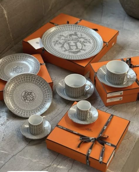 Luxury Dishes Sets, Hermes Table Setting, Hermes Dishes, Aesthetic Dishes, Hermes Tableware, Hermes Aesthetic, Afternoon Tea At Home, Hermes Home, Crockery Design