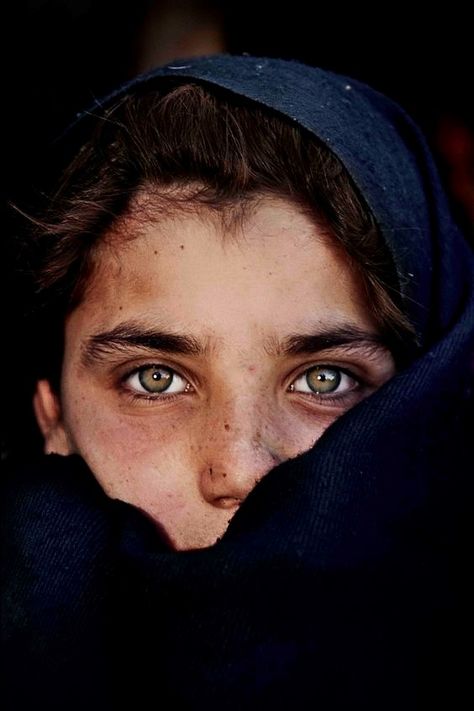 Girl With Green Eyes, Afghan Girl, Eye Photography, People Of The World, World Cultures, Pretty Eyes, Interesting Faces, 인물 사진, Cool Eyes