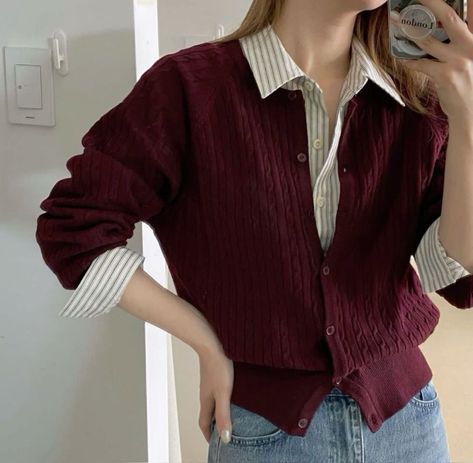 Maroon Cardigan Outfit, Maroon Sweater Outfit, Cardigan Outfit Korean, Modest Work Outfits, Ootd Cardigan, Outfit Outer, Button Down Outfit, Maroon Outfit, Winter Sweater Outfits