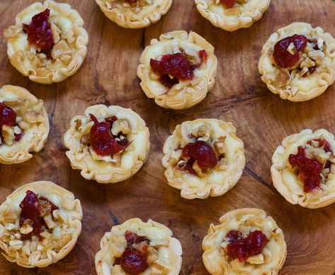 Caramel Brie Tartlet, Walnut Tart Recipe, Brie Tarts, Brie Tartlets, Cranberry Tartlets, Raspberry Brie, Brie Cranberry, Cranberry Brie, Tartlets Recipe