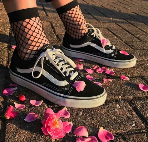 #VintageAesthetic #Sneakers #NetSocks #Black #Fashion Rock Outfit, 90's Fashion, Street Fashion Photography, Retro Designs, Instagram Girls, Music Fashion, Soft Grunge, Grunge Style, On The Ground