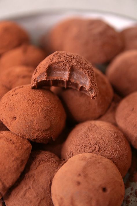 The Easiest Chocolate Truffles in the World Chocolate Truffles Recipe Easy, Homemade Popsicles, Truffle Recipe Chocolate, Truffle Recipe, Easy Chocolate, Chocolate Truffles, Gluten Free Baking, Free Desserts, Gluten Free Desserts