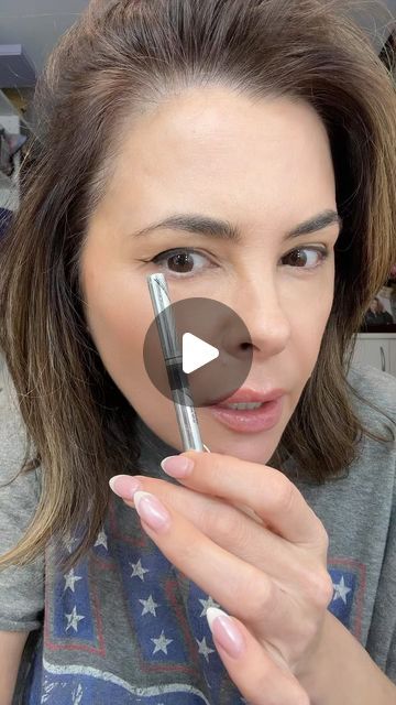 Erica Taylor on Instagram: "Old school Eyeliner trick to prevent transfer #makeuphacks #makeupartist #Eyeliner #transferproof #eyelinerhack #makeuptutorial #eyelinertutorial #makeup #makeupover40 #makeuptips #fyp  Used @physiciansformula slim liquid liner and @hourglasscosmetics veil powder" Applying Liquid Eyeliner, School Eyeliner, Liquid Eyeliner Tutorial, Erica Taylor, Eyeliner Tips, Makeup Over 40, Makeup For Older Women, Makeup Mistakes, Eye Liner Tricks