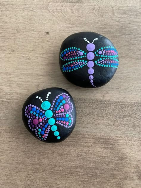 Mendella Rock Painting, Dot Stone Painting, Dot Painting On Rocks Easy, Painting Dots On Rocks, Mandela Rock Painting Easy, Dot Rock Art, Dot Painting Rocks Easy, Dotted Rock Painting, Dot Painting Dragonfly