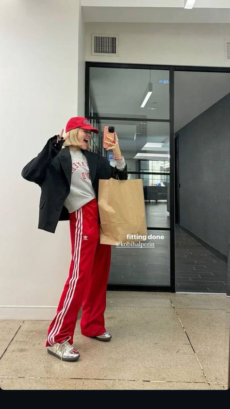 Outfit Ideas With Adidas Pants, Red Addidas Outfits Girl, Red Adidas Shorts Outfit, Adidas Red Pants Outfit, How To Style Adidas Pants, Adidas Pants Outfit Winter, Track Pants Outfit Winter, Red Track Pants Outfit, Adidas Pants Outfit Fashion