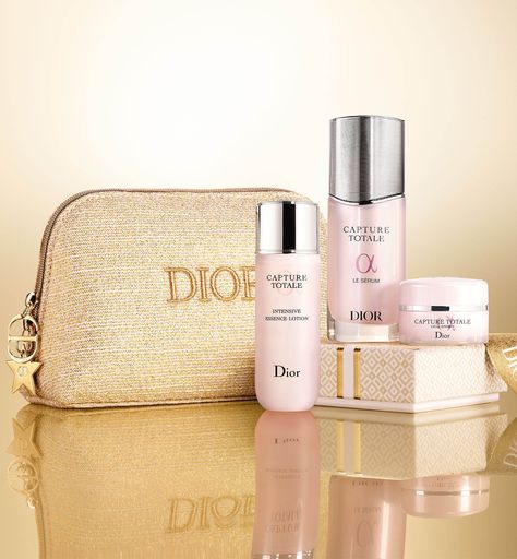 Dior Capture Totale Set - Limitierte Edition Dior Holiday, Dior Pouch, Holiday Skincare, Dior Capture Totale, Anti Aging Skincare Routine, Dior Beauty, Skincare Set, Aging Skin Care, Photography Inspo