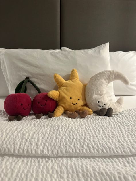 Bed With Stuffed Animals Aesthetic, Jelly Cat Collection, Jellycats Cute, Cute Jellycat, Jellycats Aesthetic, Jelly Cat Aesthetic, Aesthetic Jellycat, Stuffed Animals Aesthetic, Jellycat Aesthetic