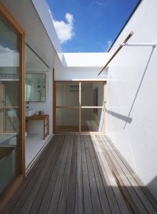 House in Futako-Shinchi by Tato Architects Tato Architects, Rooftop Gardens, Mini Loft, Urban Housing, Wooden Stairs, Patio Interior, Architect House, Space Architecture, Home Fashion