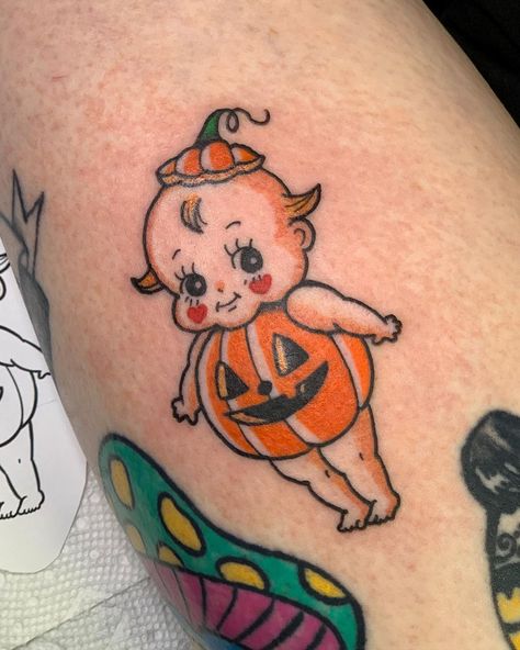 𝕰𝖑𝖑𝖊𝖓 𝕸𝖊𝖑𝖑𝖔𝖓 on Instagram: “Pumpkin Kewpie from my flash sheet ! Thank you so much Chelsea for taking a trip up to my shop @laluztattoo 🙏🤍 Since we’re getting closer…” Kewpie Tattoo, Kewpie Art, Cute Halloween Tattoos, Halloween Tattoo Ideas, Halloween Tattoos Sleeve, Cherub Tattoo, Pumpkin Tattoo, Tattoos Sleeve, Halloween Tattoo