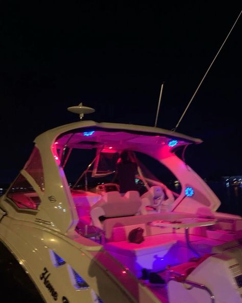 Pink Yacht Party, Birthday On Yacht, Sweet 16 Boat Party Ideas, Sweet 16 Vacation Ideas, Pink Boat Party, Boat Party Night, Boat Party Birthday, Yacht Birthday Party Ideas, Sweet 16 Aesthetic Party