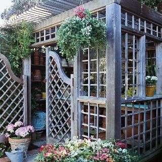 Lattice shed Enclosed Garden Structures, Balkon Decor, Potting Benches, Summer House Garden, Green Houses, Meteor Garden 2018, Backyard Shed, Potting Sheds, Potting Bench