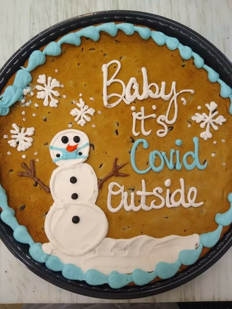 Large Cookie Decorating Ideas, Winter Cookie Cake Ideas, Christmas Cookie Cake Ideas, Easy Cookie Cake Decorating Ideas, Christmas Cookie Cakes, Cookie Cake Recipe Easy, Holiday Cake Designs, Brownie Cakes, Message Cookies