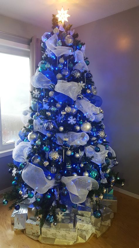 Christmas Tree Decor Ideas Blue, Blue Christmas Tree Decor, Blue Christmas Decorations, Corner Christmas Tree, Blue Christmas Tree Decorations, Elegant Christmas Tree Decorations, Embroidery Shirts, Christmas Tree Decor Ideas, Christmas Decorations Centerpiece