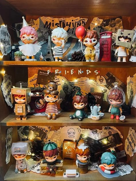 Figurine Display Ideas, Cottage Room Ideas, Hirono Little Mischief, Junk Ideas, Halloween Mystery, Figurine Display, Cottage Room, Sonny Angels, Toy Display