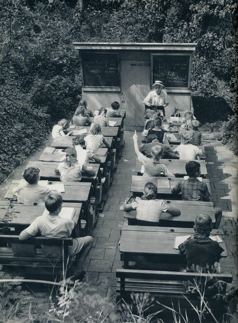 Forest School, Vintage School, Outdoor School, Historical Pictures, Black And White Photographs, Vintage Photographs, Historical Photos, Open Air, Old Pictures