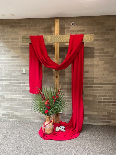 Easter Altar Decorations, Pentecost Craft, Lent Decorations For Church, Palm Sunday Decorations, Palm Sunday Crafts, Church Christmas Decorations, Church Altar Decorations, Church Altar, Easter Flower Arrangements