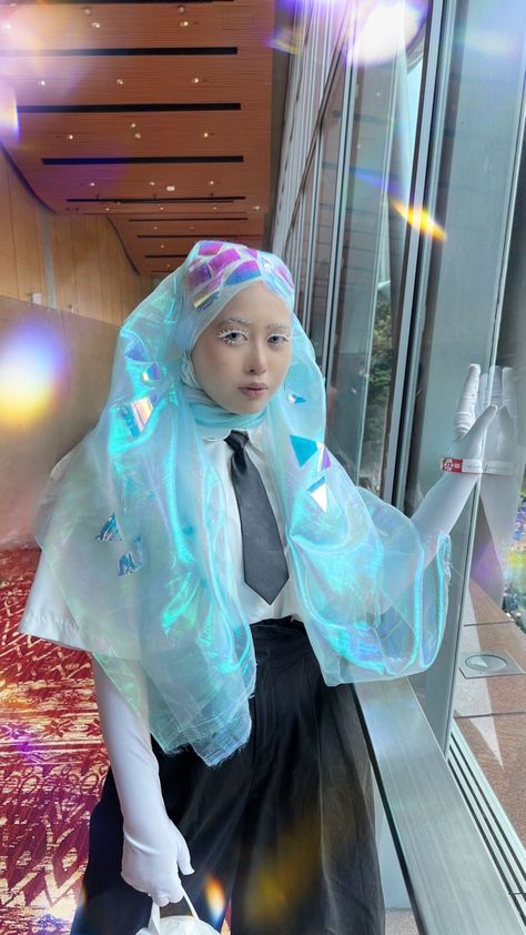 Diamond Hoseki No Kuni hijab cosplay Hijab Cosplay, Hijab Styles, Inspo Board, Alt Fashion, Anime Hair, Cosplay Outfits, Korean Outfits, Hijab Fashion, Neon