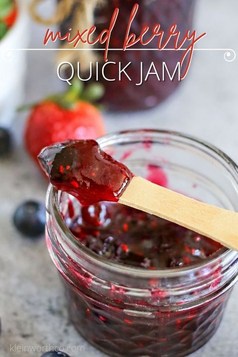 Quick Jam, Berry Jam Recipe, Fruit Jam Recipes, Mixed Berry Jam, Easy Jam, Freezer Jam Recipes, Jam Recipes Homemade, Canning Jam, Homemade Jelly