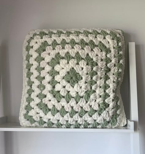 Yarn Diy Projects, Crocheted Pillow, Modern Haken, Crochet Wraps, Crochet Pillow Cases, Cushion Cover Pattern, Crochet Cushion, Crochet Pillow Cover, Crochet Cushion Cover