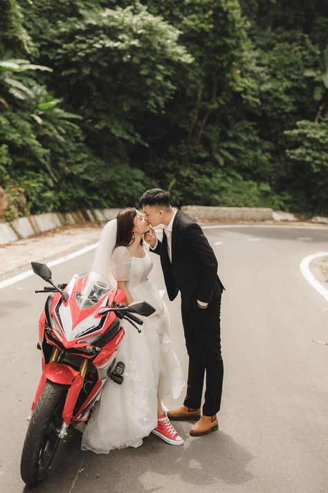 Wedding Photos With Motorcycle, Save The Date Motorcycle Photo Ideas, Motorcycle Wedding Ideas, Motorcycle Couple Photography, Wedding Ride, Motocross Wedding, Motorcycle Wedding Pictures, Wedding Bike, Wedding Motorcycle