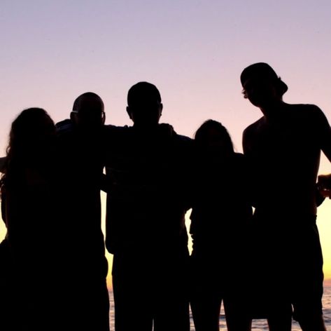 Picture: Silhouette of 5 friends hugging on the beach during sunset. Good Grades In College, Productive Summer, Aesthetic Dorm Room Ideas, Summer Before College, Productive Ideas, Couple Finances, College Student Needs, Note Taking Ideas, How To Take Notes