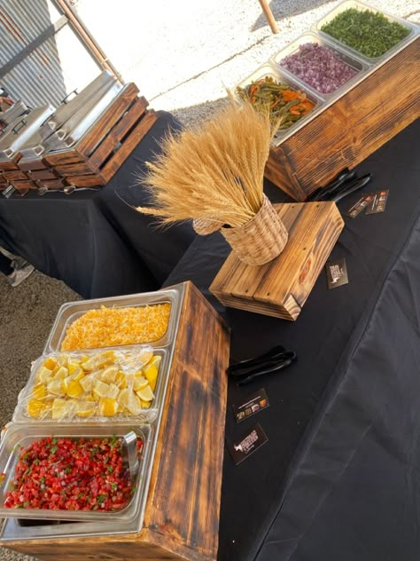 Chafing Dish Display Buffet Tables, Wedding Food Stations Buffet Bbq, Outdoor Catering Display, Rustic Taco Bar, Rustic Catering Display, Meat Station Wedding, Chaffing Dishes Buffet Food Stations, Catering Set Up Ideas Display, Burger Bar Wedding Food Stations