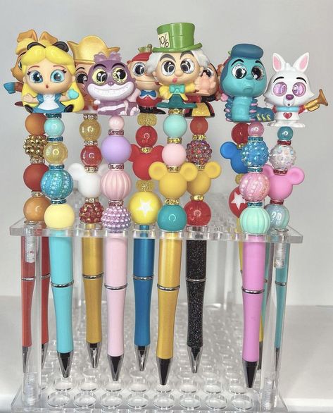 Making Pens With Beads, Focal Bead Pens, Handmade Keychains Diy, Easy Keychain, Disney Writing, Diy Keychain Ideas, Cute Crafts Ideas, Fabric Keychains, Disney Pens