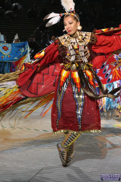 Pow WoW Fancy Dance | ... > Learn About Powwow Dancers Fancy Shawl Regalia, Powwow Dancers, Powwow Outfits, Fancy Shawl, Native American Dance, Native American Dress, Native American Regalia, Native Dress, Native American Photos