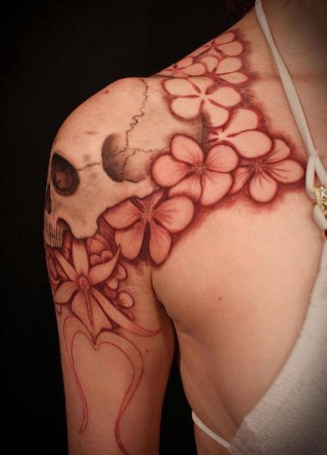 Skull/Flower tattoo; The placement of this skull tattoo is beyond awesome. Girl Shoulder Tattoos, Cool Shoulder Tattoos, Quarter Sleeve Tattoos, Skull Sleeve Tattoos, Kunst Tattoos, Mens Shoulder Tattoo, Red Ink Tattoos, Tattoo Girls, Shoulder Tattoos For Women