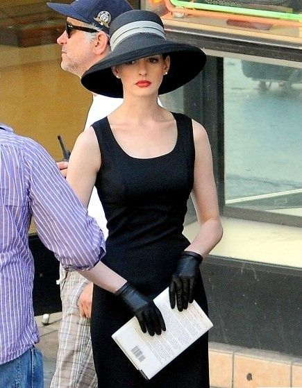 A very classy Anne Hathaway playing Catwoman on the set of “The Dark Knight Rises” Kentucky Derby Women, Kentucky Derby Fashion, Derby Fashion, Derby Outfits, Pretty Hats, Dark Knight Rises, The Dark Knight Rises, Elegant Hats, Kentucky Derby Hats