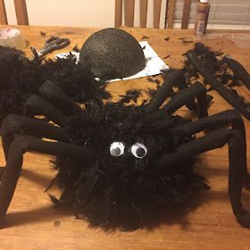 Diy Big Spider, How To Make A Spider, Scary Halloween Decorations Outdoor Diy, Spider For Halloween, Diy Halloween Spider, Dog Spider Costume, How To Make Spiders, Holiday Crafts Halloween, Spider Dog