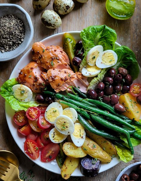 Autumn Salade Niçoise with Quail Eggs | The Lemon Apron Salmon Nicoise Salad, Tuna Nicoise Salad, Nicoise Salad, Diner Recept, Hearty Salads, Snacks Für Party, Dinner Salads, Healthy Lunch Recipes, Healthy Salads