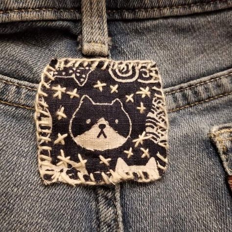 Decorative Patches On Clothes, Diy Fabric Patches Ideas, Sewing Project Inspiration, Patches On Clothes Ideas, Fabric Stamping Clothes, Shirt Patches Ideas, Goth Felt Crafts, Patch Ideas Clothing, Patch Jeans Punk