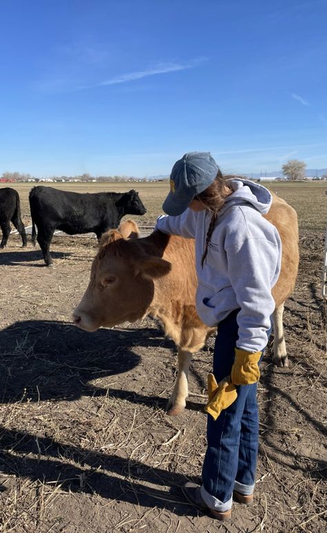 Farm Fits Aesthetic, Working On The Farm Outfits, Farm Outfits Aesthetic, Dream Life Country, Farm Work Outfit, Country Lifestyle Aesthetic, Farming Outfits, Country Lifestyle Farm Life, Farm Outfit Women