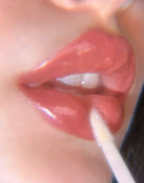 lipgloss applying lips sexy photo trend inspo 2022 cassie howard euphoria sydney sweeney aesthetic Sydney + Core + Aesthetic, Sydney Sweeney Aesthetic, Cassie Howard Euphoria, Cassie Howard, Lips Photo, Angel Aesthetic, Sydney Sweeney, + Core + Aesthetic, Character Aesthetic