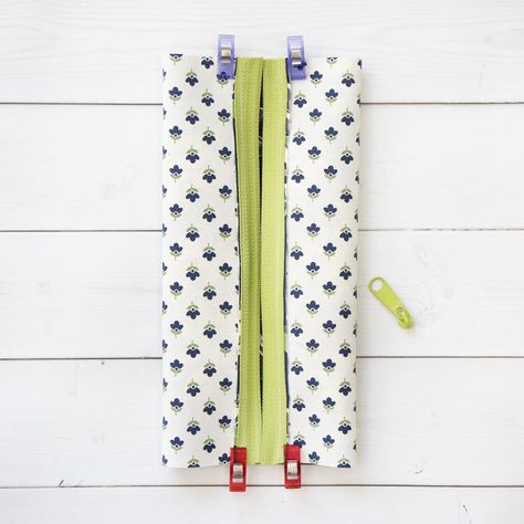 Travelers Notebook Zipper Pouch Diy, Zippered Pencil Pouch Free Pattern, Pencil Pouch Pattern Free, Easy Zipper Pouch Tutorial, Crafty Presents, Quilted Pouches, Pencil Pouch Pattern, Pencil Pouch Diy, Easy Zipper Pouch