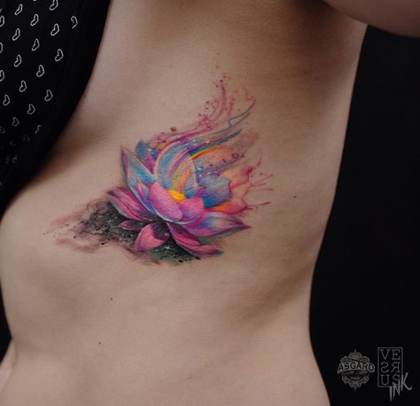 Freehand watercolor lotus flower done on girls side by Alberto Cuerva, an artist working in Southampton, England. Watercolor Lotus Tattoo, Simple Lotus Flower Tattoo, Lotusblume Tattoo, Small Lotus Flower Tattoo, Colorful Flower Tattoo, Tattoos Tiny, Lotus Flower Tattoo Design, Watercolor Lotus, Lotus Tattoo Design