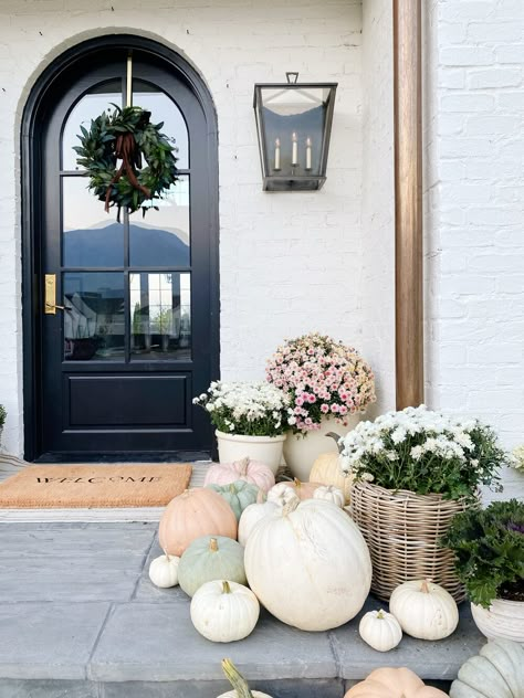 Living Vintage, Fall Front Porch Decor, Fall Front Porch, Fall Outdoor Decor, Front Porch Decorating, Fall Decorations Porch, Fall Front, Fall Outdoor, Fall Porch