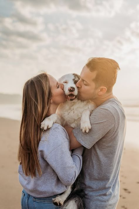 Dog Photoshoot Ideas With Owner, Dog Photoshoot Ideas, Dog Family Pictures, Family Dog Photos, Family Pet Photography, Dog Photography Poses, Shooting Couple, Photos With Dog, Engagement Pictures Poses