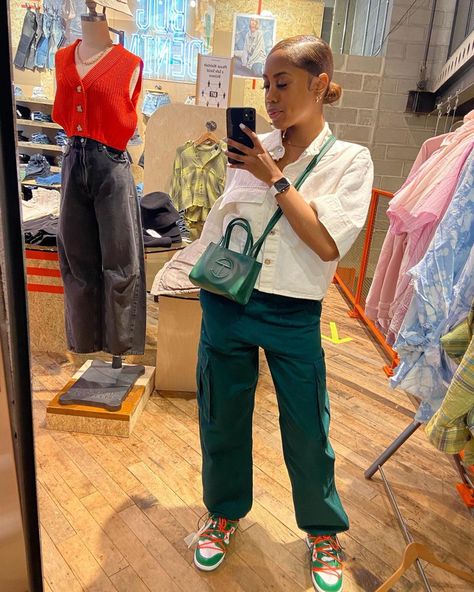 Green Telfar Bag Outfit, Green Telfar, Telfar Bag Outfit, Black Bag Outfit, Nurse Outfit Scrubs, Telfar Bag, Trendy Fits, Bag Outfit, Relaxed Outfit