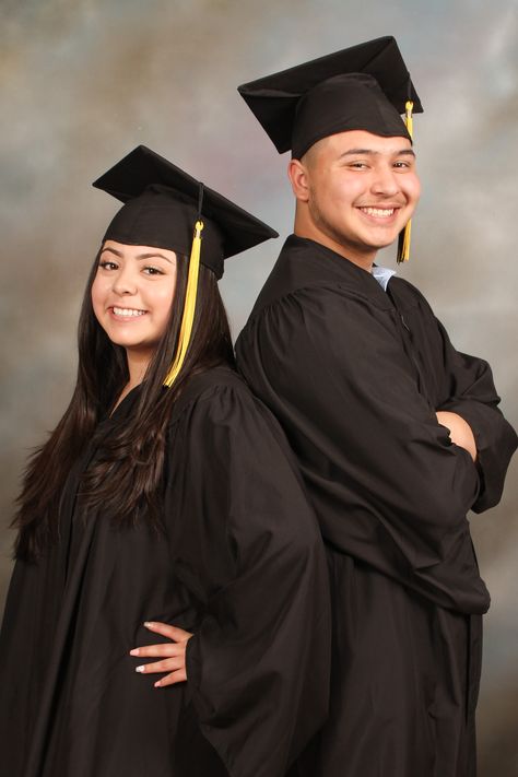 Grad Pic Couple, Couple Graduation Pictures Studio, Brother Sister Graduation Pictures, Brother And Sister Graduation Pictures, Graduation Shoot Ideas Photoshoot Studio, Couple Graduation Pictures High Schools, Graduation Poses With Family, Graduation Couple Photoshoot, Couple Graduation Photoshoot