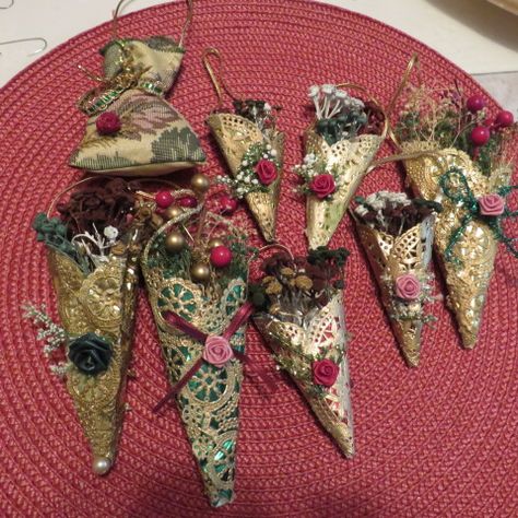 Tea Party Christmas Tree, How To Make Victorian Christmas Ornaments, Victorian Christmas Ornaments Diy, Victorian Christmas Trees, Victorian Christmas Tree Decorations, Victorian Ornaments Diy, Victorian Christmas Crafts, Victorian Christmas Tree Ideas, Diy Victorian Christmas Ornaments